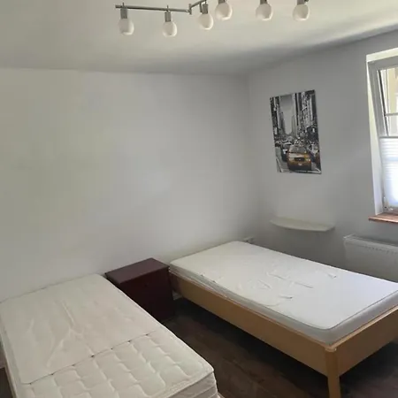 Ferienzimmer Mit Zwei Einzelbetten Und Gemeinschaftkueche Apartment