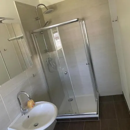 Apartment Ferienzimmer Mit Zwei Einzelbetten Und Gemeinschaftkueche Warnow (Rostock)